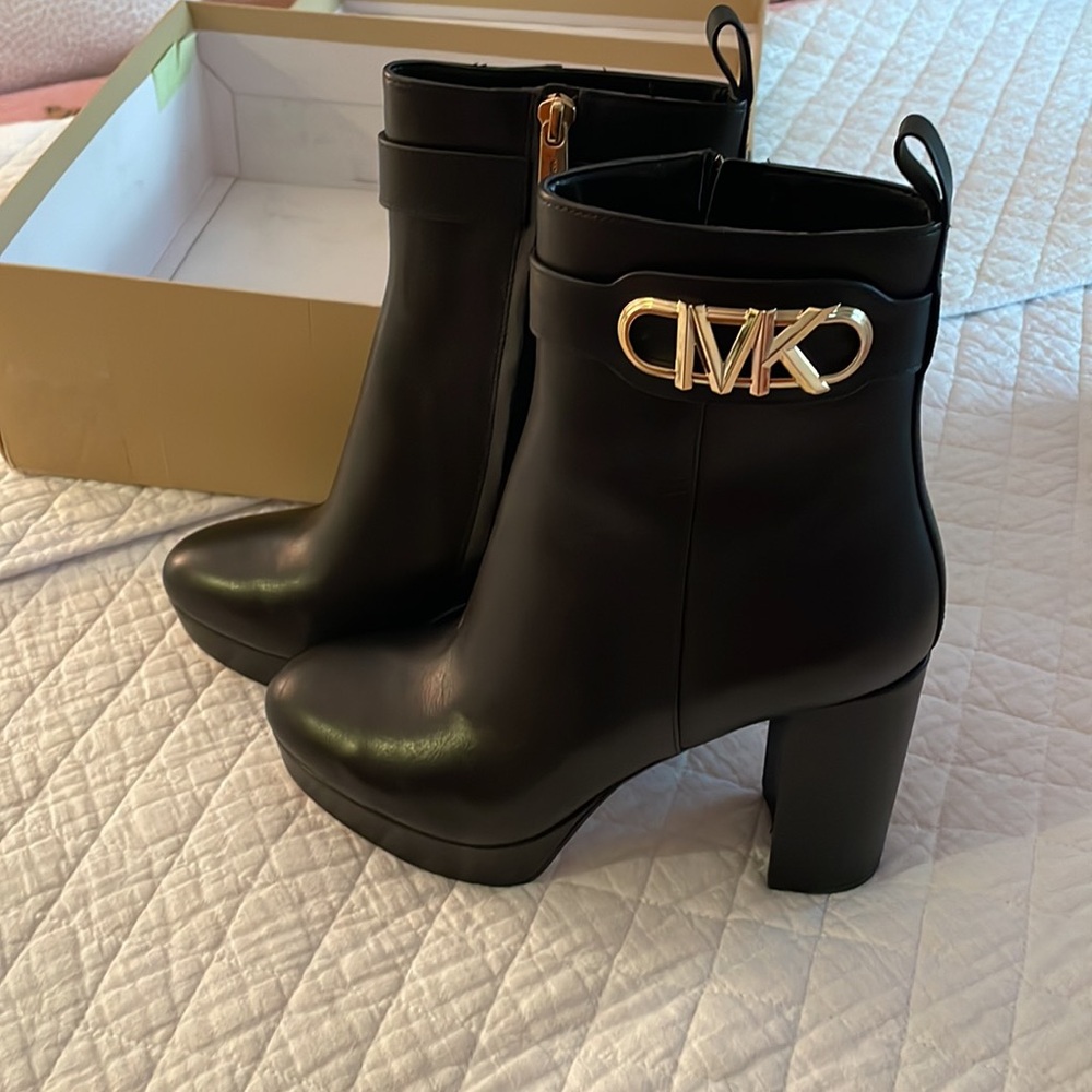 NEW Michael Koran women’s black leather platform booties size 7.5